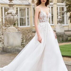 Elegant White Lace Wedding Dress